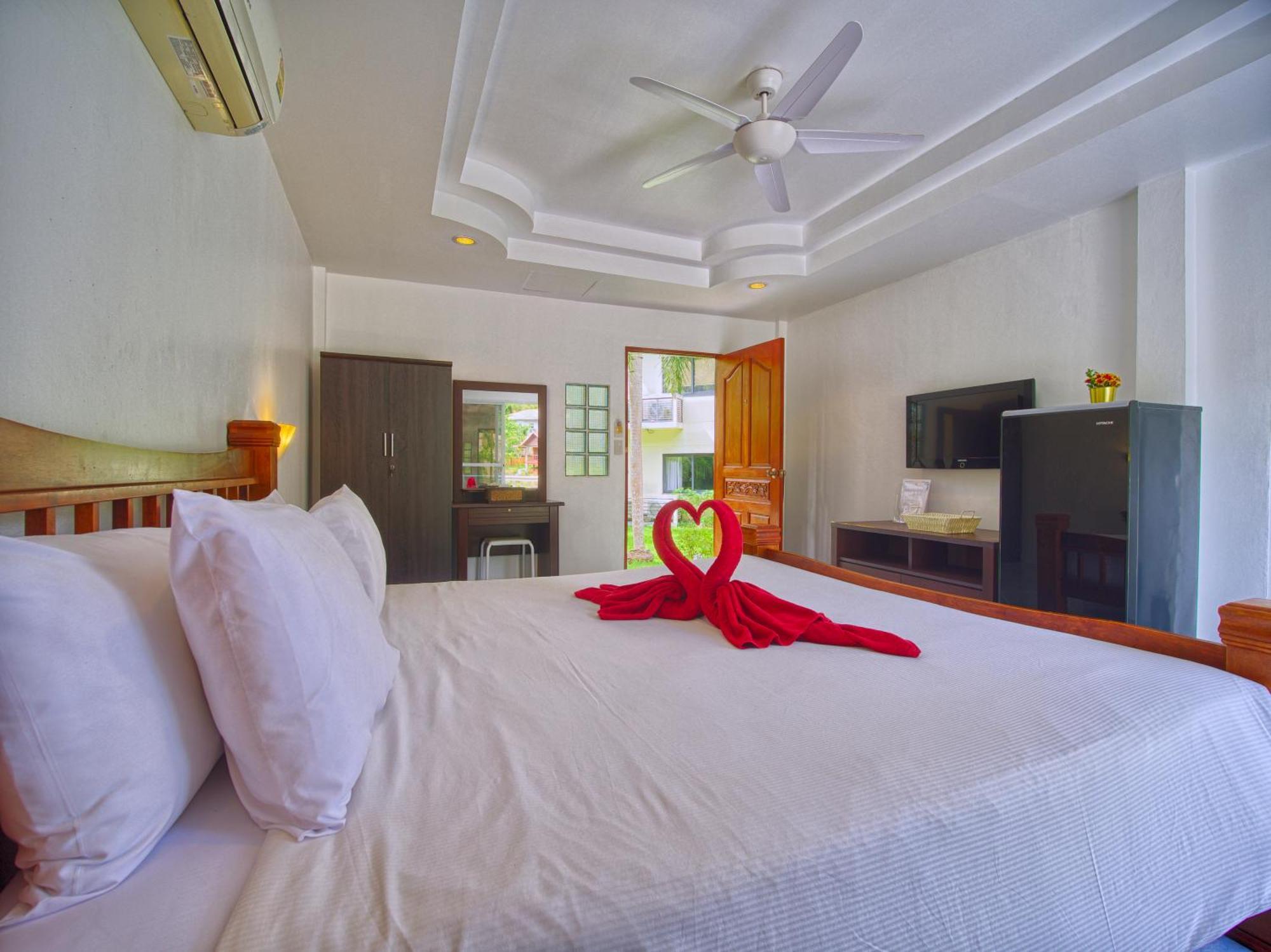 Serenity Lakeside Resort Kathu Extérieur photo